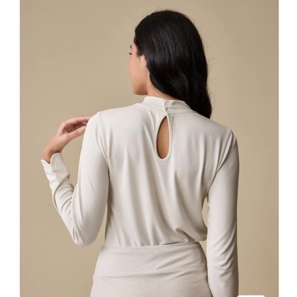 A.PUTNAM Minimalist Long Sleeve Keyhole Top - Picture 4 of 15